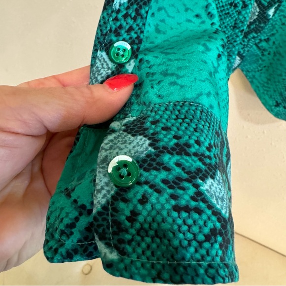 Equipment Silk Blouse Kelly Green Snake Print - Picture 11 of 14